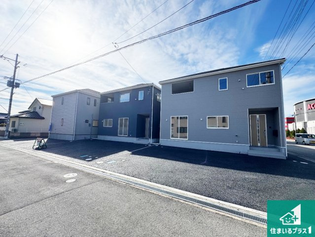 西脇市和布町　第２期　新築一戸建ての前面道路含む現地写真|周辺は閑静な住宅街！前面道路広々で車の出し入れも便利です。駐車が苦手な方でも安心して車庫入れできます！