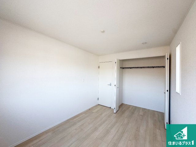 西脇市和布町　第２期　新築一戸建ての洋室|ウォークインクローゼット付きで生活スペースもスッキリできます。各居室にも収納がありますので、お子様の衣類やおもちゃなどもしっかり収納できます。