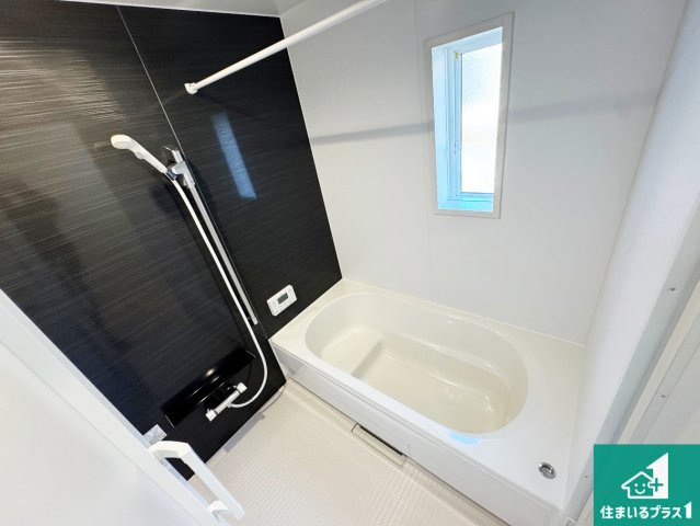 西脇市和布町　第２期　新築一戸建ての浴室|足をゆったり伸ばして寛げる浴槽です。窓が設けられていますので差し込む光が明るく穏やかな雰囲気にしてくれます♪浴室乾燥機も設置しているので、雨の日の洗濯物も安心です♪