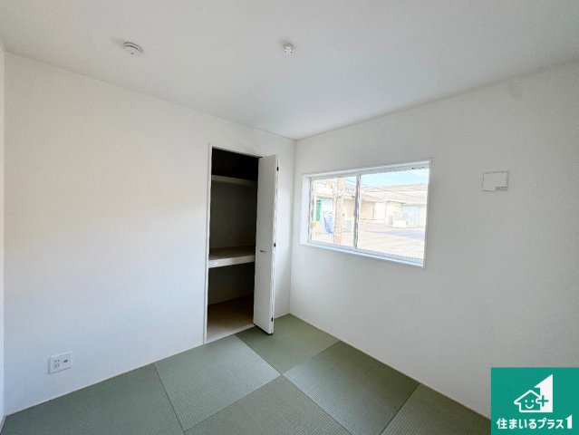 西脇市和布町　第２期　新築一戸建ての和室|一室あると便利な和室は客間としてだけでなく、小さなお子様のプレイルームや食後のくつろぎスペースとしてもご利用いただけます。収納もついていますので大活躍間違いなし！