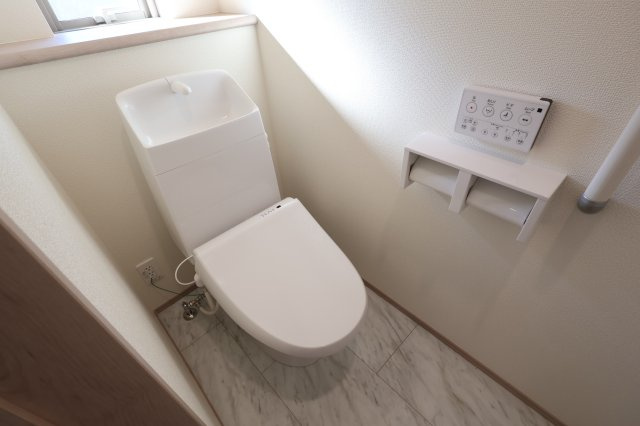 【トイレ】 | 《仲介手数料無料》南区関１丁目8-14(C号棟)新築一戸建てハートフルタウン | 撮影日 2025年11月15日 14:10 晴れ