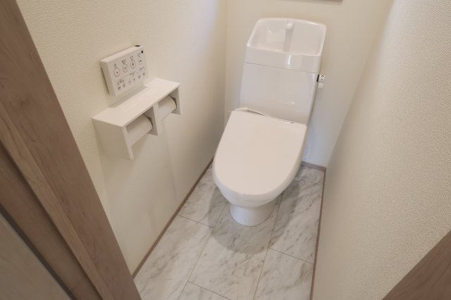 【トイレ】 | 《仲介手数料無料》南区関１丁目8-14(C号棟)新築一戸建てハートフルタウン | 撮影日 2025年11月15日 14:10 晴れ