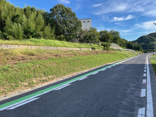 鴨方町地頭上売地の前面道路含む現地写真