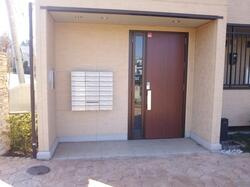 町田市三輪町のアパートのエントランス