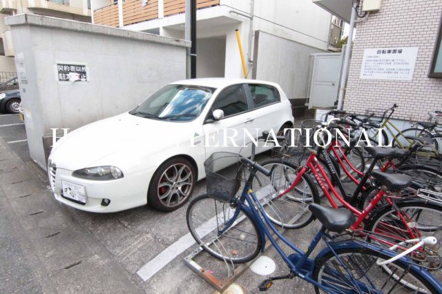 ジュネッタ8の駐車場