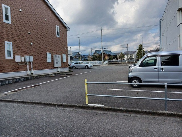 ミルト　バーミィの駐車場