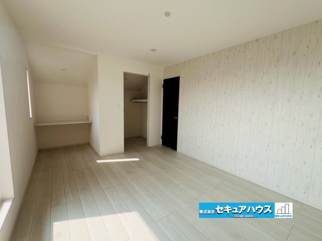 【同施工物件ご案内可能】東海市富木島町前田面 2棟の内観：施工例|【洋室イメージ】
◆家族一人ひとりの大切なプライベート空間。趣味に合わせて使って頂けるようシンプルに仕上げてあります。暮らし心地を大きく左右する収納を、適材適所に配置し使い勝手を考慮しました。　