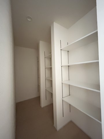 【LiveleGarden】下野市緑 第2 全1棟の収納|〇大容量のキッチンパントリー〇
何かと散らかりがちなキッチンにはパントリーが大活躍♪食材や調味料などがストックでき、何がどこにあるかわかりやすいので、出し入れも便利ですね。
※2025年12月撮影