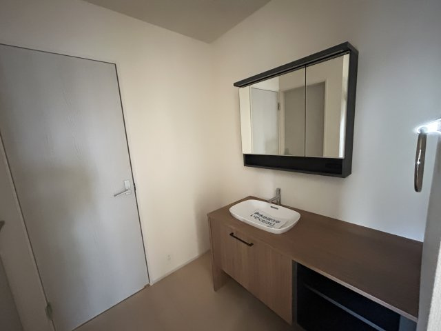 【LiveleGarden】下野市緑 第2 全1棟の独立洗面台|〇洗面化粧台〇
玄関入ったホールにある洗面化粧台。帰宅後まずは手洗いの習慣も身に付きやすい♪
幅広く使いやすい化粧台です。
※2025年12月撮影