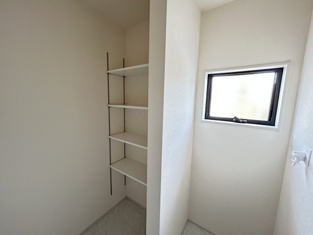 【LiveleGarden】下野市緑 第2 全1棟の収納|〇リネンスペース〇
ランドリールームに設置されたリネン棚♪高さを自由に変えられます。
タオルや洗剤、着替えなどを収納することで、いつも広々と脱衣所を使用することが可能です♪
※2025年12月撮影
