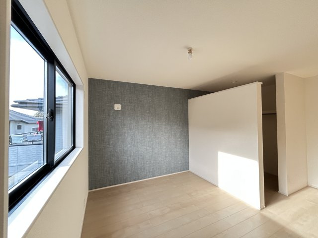 【LiveleGarden】下野市緑 第2 全1棟の洋室|〇2F洋室8帖〇
アクセントクロスがおしゃれな主寝室です。家事やお仕事にお疲れなパパ・ママがゆっくり過ごせる空間です。
※2025年12月撮影