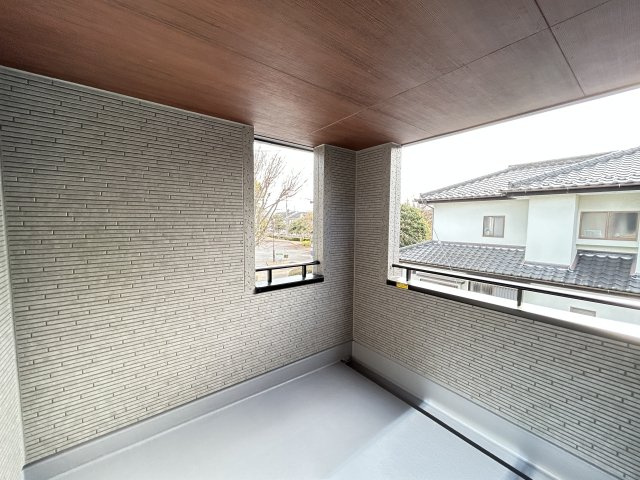 【LiveleGarden】下野市緑 第2 全1棟のバルコニー|〇インナーバルコニー〇
洗濯物は「外干し派」の方！外出中の急な雨でも安心なインナーバルコニー！明るく、暖かなゆとりあるスペースです。お天気の良い日は、インナーテラスとしても〇♪
※2025年12月撮影