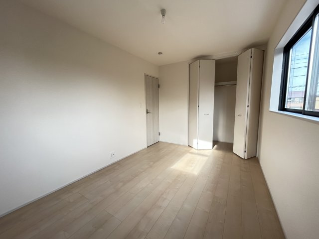 【LiveleGarden】下野市緑 第2 全1棟の洋室|〇2F洋室6.75帖〇
２F居室は全室2面採光で通風にも優れています。居室のサッシにはペアガラスを採用しております。高い断熱性による省エネと結露対策に有効です。
※2025年12月撮影