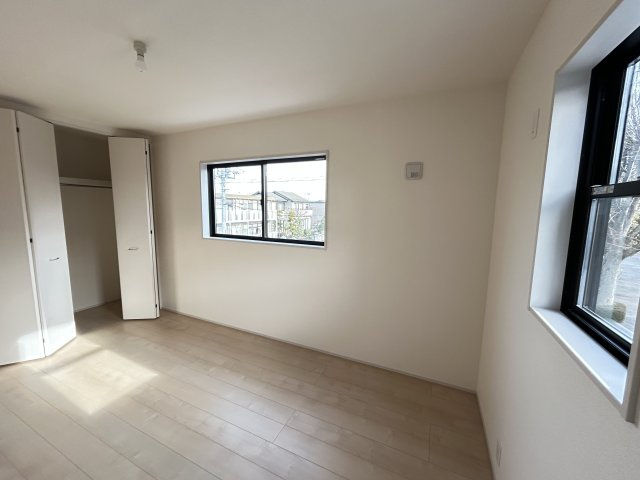 【LiveleGarden】下野市緑 第2 全1棟の洋室|〇2F洋室6帖〇
２階全居室6帖以上のゆとりの広さと採光を確保♪各居室に収納も完備され、プライベート時間も気持ちよく過ごせます♪
※2025年12月撮影