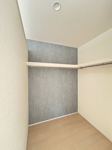 【LiveleGarden】下野市緑 第2 全1棟の収納|〇ウォークインクローゼット〇
主寝室にはウォークインクローゼットを。ご夫婦の衣類を集約し、お部屋はシンプルに寛ぎの空間にして、ゆっくりと疲れを癒して頂きたいですね。
※2025年12月撮影