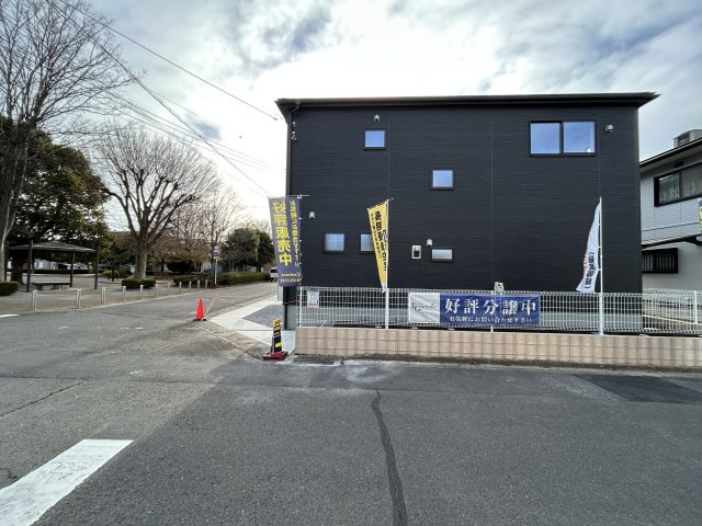 【LiveleGarden】下野市緑 第2 全1棟の前面道路含む現地写真|○今からご覧いただけます○
北東角地♪前面道路の幅員ゆとりの6ｍ。
車の出し入れもスムーズで、来客時も安心。
開放感のある街並みに、暮らしやすさが広がります。
※2025年12月撮影