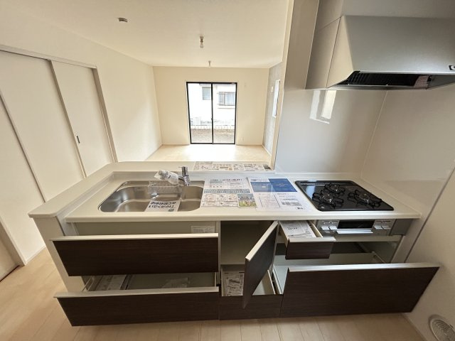 【LiveleGarden】下野市緑 第2 全1棟のキッチン|〇キッチン〇
キッチンのスライド収納は食器や調理器具が出し入れがしやすく便利です。たっぷりと収納できるので、キッチン周りをきれいに保てます♪
※2025年12月撮影