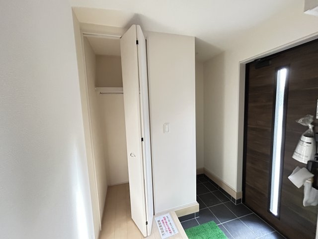 【LiveleGarden】下野市緑 第2 全1棟の玄関|○玄関○
 木目調の落ち着いた扉を開くと白を基調とした清潔感あふれる空間がお出迎え♪
入口にはクローゼットも完備されています♪
※2025年12月撮影