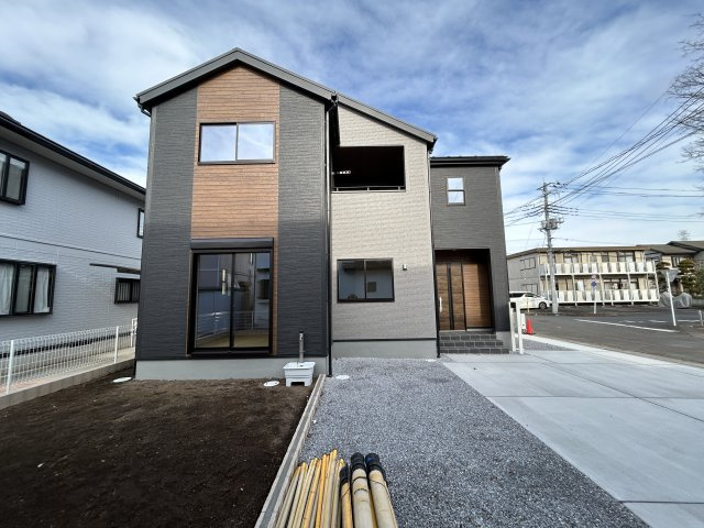 【LiveleGarden】下野市緑 第2 全1棟の外観|○価格改定○
並列3台駐車可能なゆとりのカースペース＆ゆとりの南庭♪
夫婦それぞれの車も、お客様のお車も余裕に対応できます。
※2025年12月撮影