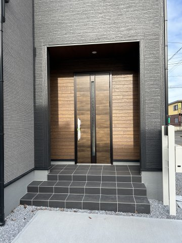 【LiveleGarden】下野市緑 第2 全1棟の玄関|○玄関ポーチ○
雨の日でも安心な屋根付き、人感センサー照明付き玄関ポーチ。カードキー対応でお荷物の多い日でもラクラク開錠！TVモニター付きインターホンも標準装備♪
※2025年12月撮影

