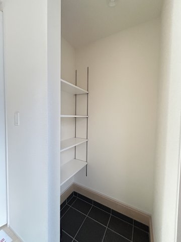 【LiveleGarden】下野市緑 第2 全1棟の収納|○シューズインクローク○
玄関横に用意された土間スペース♪趣味のアイテムやお子さまの遊具などもスッキリ収納できます。可動棚付き♪
※2025年12月撮影