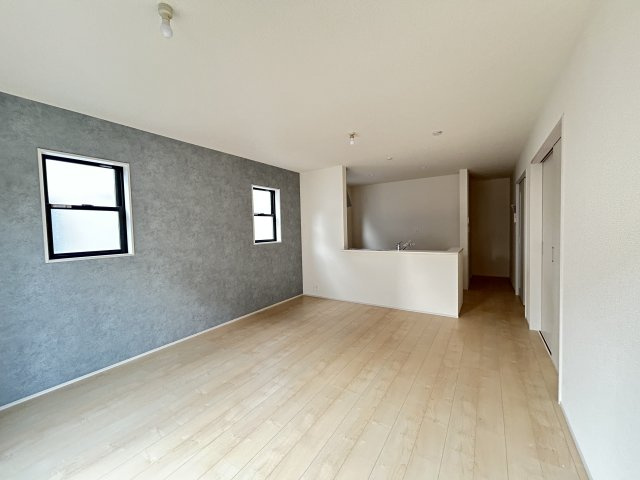 【LiveleGarden】下野市緑 第2 全1棟の居間・リビング|〇LDK15帖〇
家族団らんがしやすい縦長リビング。和室が隣接しているのでお子様が遊んだりお昼寝するのを見守れるママに嬉しい間取りです。
※2025年12月撮影