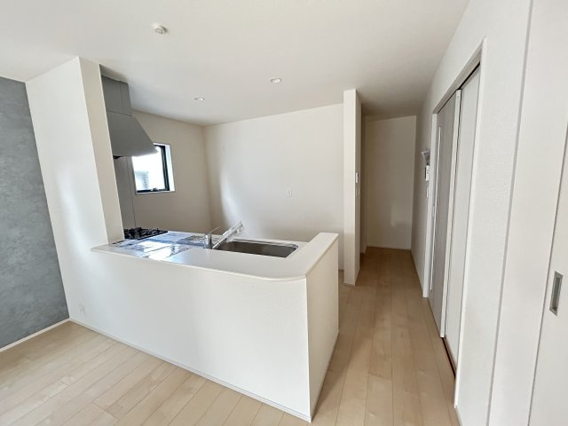 【LiveleGarden】下野市緑 第2 全1棟のキッチン|〇リビングダイニング〇
フルフラットのキッチンカウンター♪リビングを一望できる対面式なので、お子様を見守りながら家事がこなせます。
※2025年12月撮影