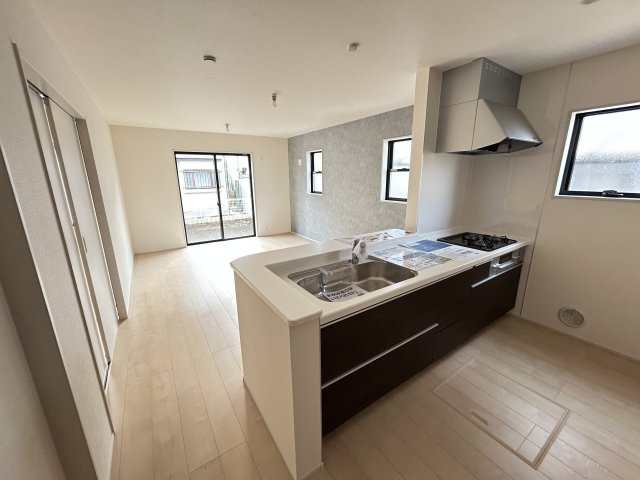 【LiveleGarden】下野市緑 第2 全1棟のキッチン|〇キッチン〇
料理をしながらもリビング・ダイニング側に目が届き、家族やゲストと会話を楽しめる対面式キッチン♪
※2025年12月撮影