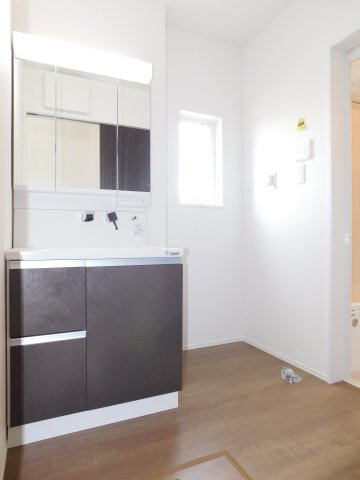 清須市春日上高畑の新築一戸建の独立洗面台|◇洗面室◇　　三面鏡シャンプードレッサー　くもり止め仕様