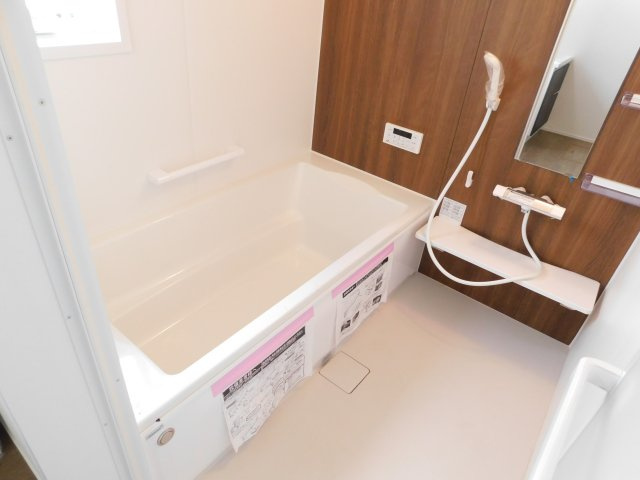 清須市春日上高畑の新築一戸建の浴室|◇浴室◇　　広い１坪サイズ・浴室暖房乾燥機・追い焚き機能付・断熱浴槽・オートバス・バリアフリー・浴室窓あり　カウンターは取り外し可能でお手入れらくらく♪