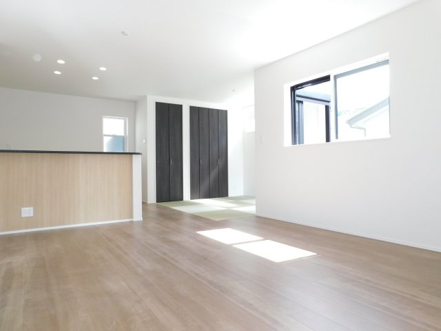 清須市春日上高畑の新築一戸建の居間・リビング|◇リビング◇　　南面で明るく広いリビング２１．０帖　４．５帖のタタミコーナー付き♪