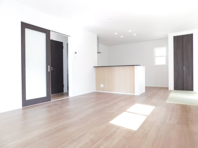 清須市春日上高畑の新築一戸建の居間・リビング|◇リビング◇　　南面で明るく広いリビング２１．０帖　子育てに嬉しい対面キッチン♪