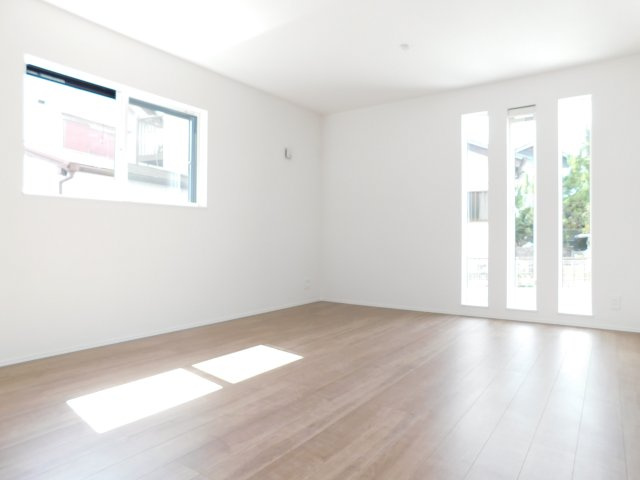 清須市春日上高畑の新築一戸建の居間・リビング|◇リビング◇　　南面で明るく広いリビング２１．０帖　三面採光の開放的な空間♪