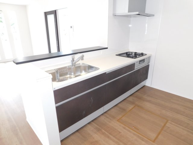 清須市春日上高畑の新築一戸建のキッチン|◇キッチン◇　　人気の対面式・人造大理石カウンター・浄水機能付ハンドシャワー・静音仕様シンク・薄型換気扇・Ｓｉセンサーコンロ（３口）・前面コンセント完備・床下収納庫付き