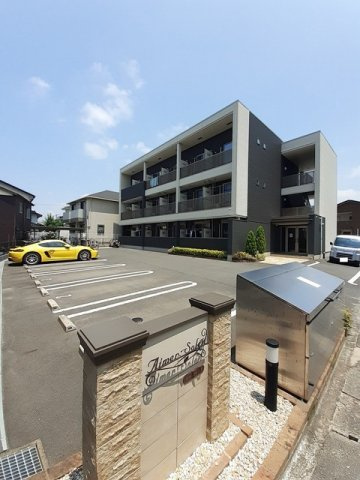 エメ・ソレイユの駐車場