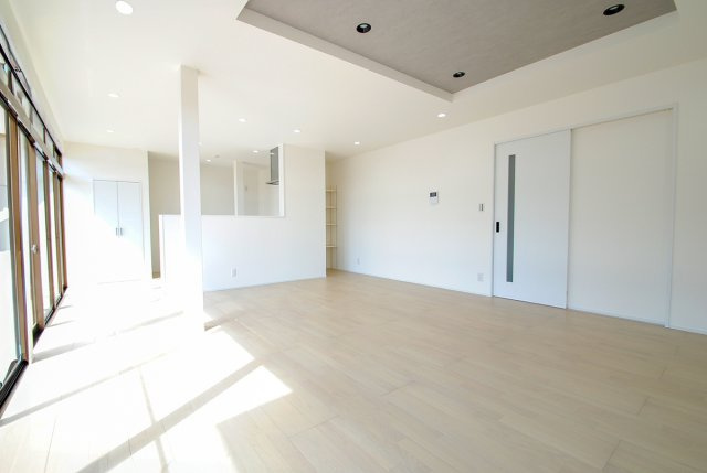 東御市海善寺　売中古住宅の居間・リビング