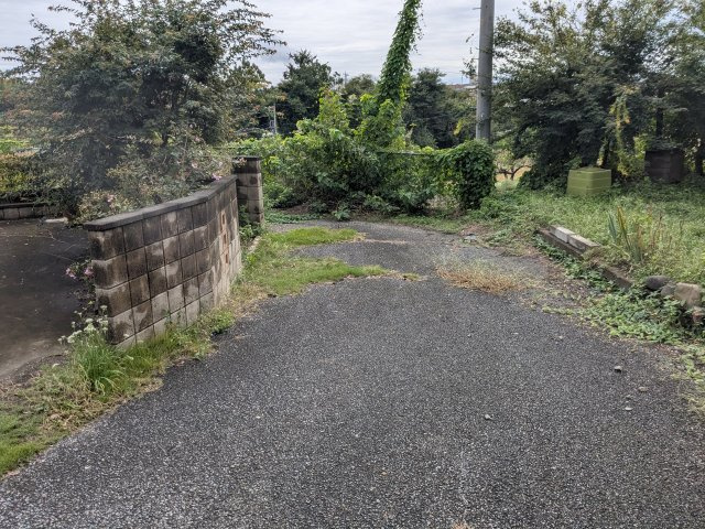 売土地　安中市高別当の前面道路含む現地写真