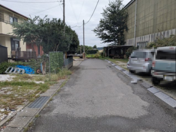 売土地　安中市高別当の前面道路含む現地写真