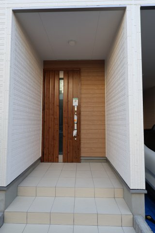 《仲介手数料無料》浦和区瀬ヶ崎１丁目33-18(全1戸)新築一戸建てグラファーレの玄関|撮影日 2025年11月17日 14:30 晴れ