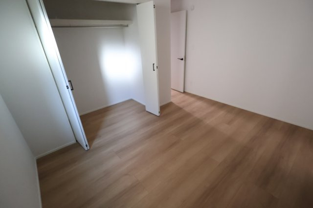 《仲介手数料無料》浦和区瀬ヶ崎１丁目33-18(全1戸)新築一戸建てグラファーレの洋室|撮影日 2025年11月17日 14:30 晴れ