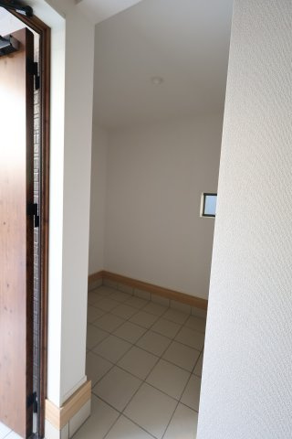 《仲介手数料無料》浦和区瀬ヶ崎１丁目33-18(全1戸)新築一戸建てグラファーレの玄関|撮影日 2025年11月17日 14:30 晴れ