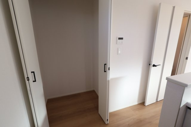 《仲介手数料無料》浦和区瀬ヶ崎１丁目33-18(全1戸)新築一戸建てグラファーレの収納|撮影日 2025年11月17日 14:30 晴れ