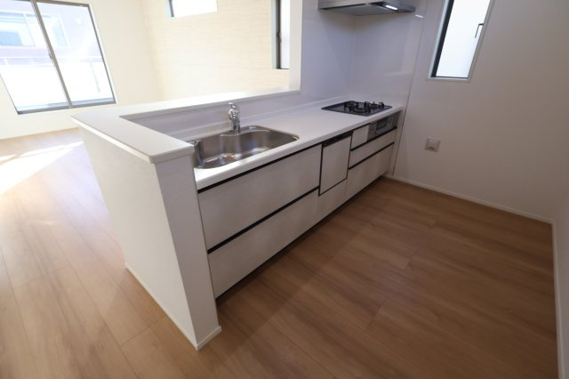 《仲介手数料無料》浦和区瀬ヶ崎１丁目33-18(全1戸)新築一戸建てグラファーレのキッチン|撮影日 2025年11月17日 14:30 晴れ