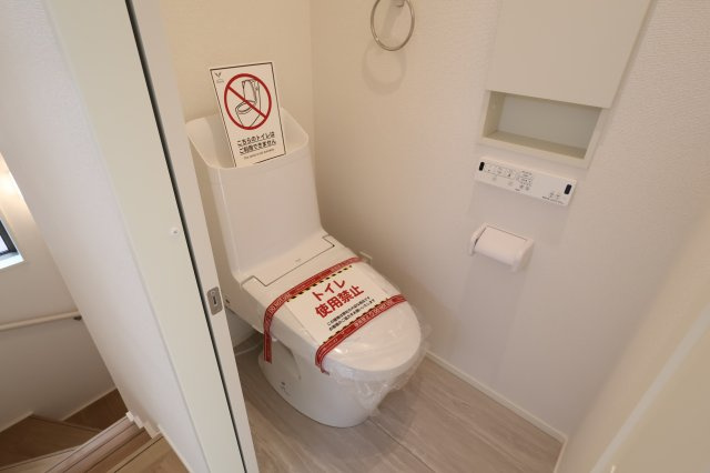 《仲介手数料無料》浦和区瀬ヶ崎１丁目33-18(全1戸)新築一戸建てグラファーレのトイレ|撮影日 2025年11月17日 14:30 晴れ