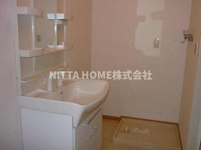 ラーピハイツⅠの洗面所|シャワー付きの洗面台朝の準備も楽々です♪