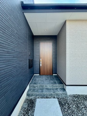 大刀洗町大字山隈  3期  2号棟の玄関|木目調のドアは人気です♪