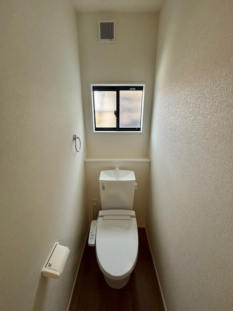 大刀洗町大字山隈  3期  2号棟のトイレ|窓付きのトイレはあかるくていいですね♪