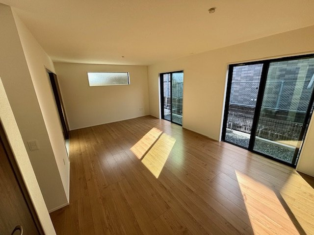 大刀洗町大字山隈  3期  2号棟の居間・リビング|開放感あふれるLDKは家族が自然と集まる心地よい空間です。シンプルな内装で家具の配置も自由自在、暮らしに合わせてアレンジ可能です