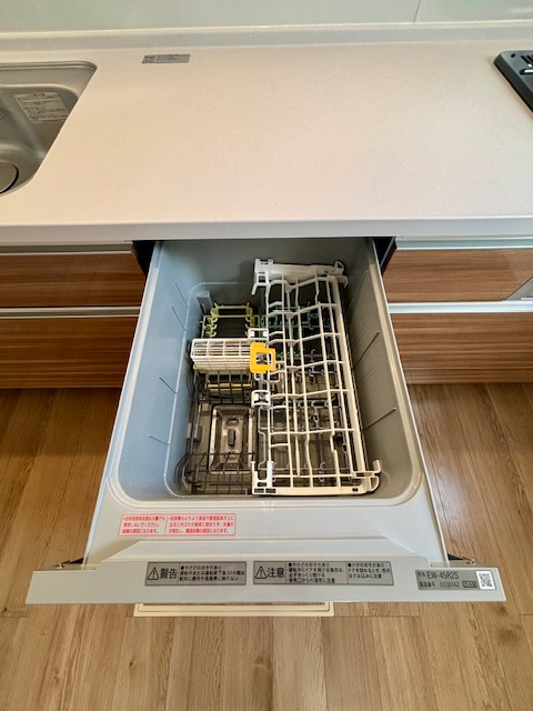 大刀洗町大字山隈  3期  2号棟のキッチン|ステムキッチンにビルトインされた食洗機。家事を強力にサポートするだけでなく、節水にも貢献します。