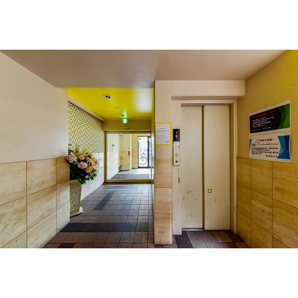 タウンエステート新栄のエントランス